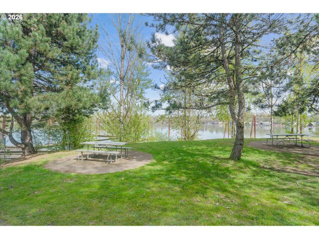 602 S VERMONT St, Portland, OR 97219