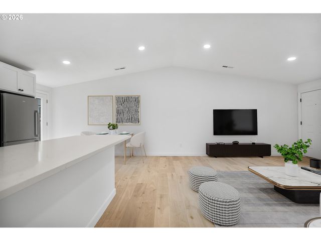 602 S VERMONT St, Portland, OR 97219