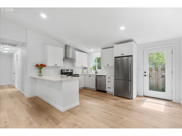 602 S VERMONT St, Portland, OR 97219