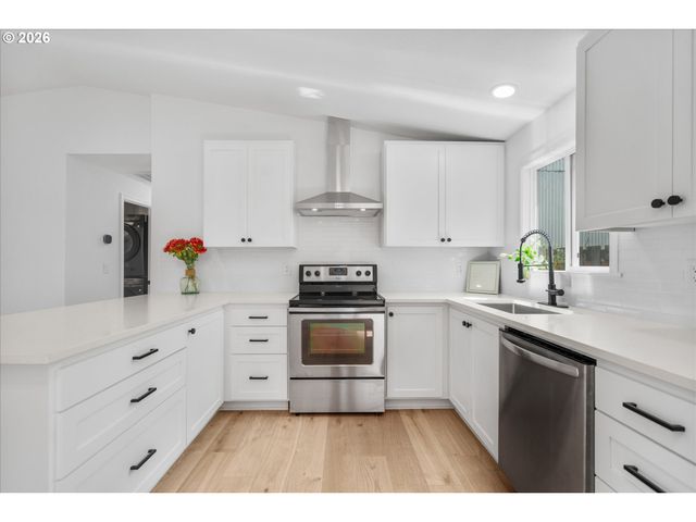 602 S VERMONT St, Portland, OR 97219