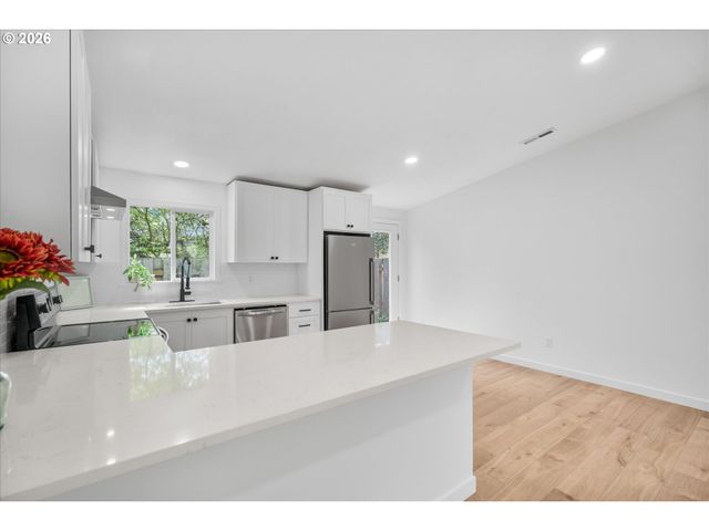 602 S VERMONT St, Portland, OR 97219