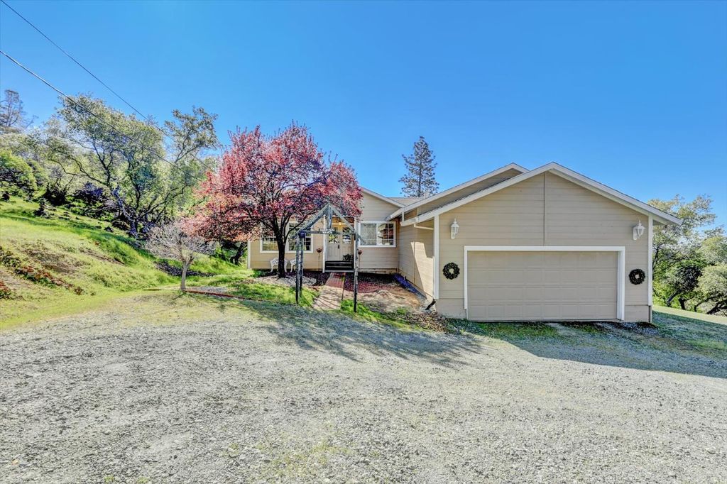 10952 Gopher Mine Trl, Grass Valley, CA 95949