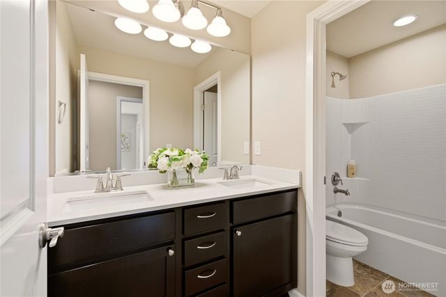 519 Bondgard Avenue E, Enumclaw, WA 98022