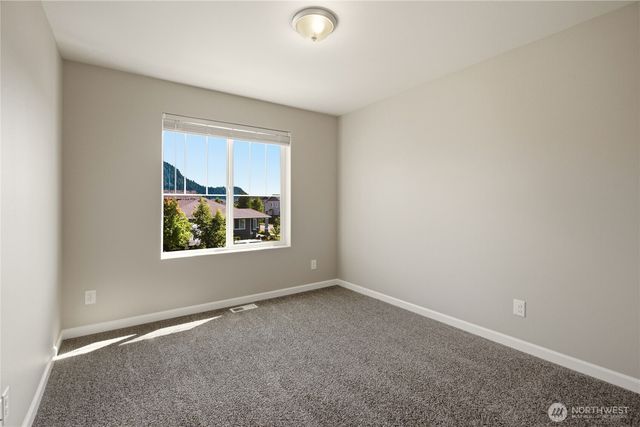 519 Bondgard Avenue E, Enumclaw, WA 98022