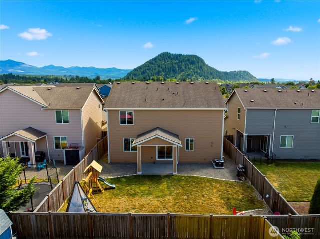 519 Bondgard Avenue E, Enumclaw, WA 98022