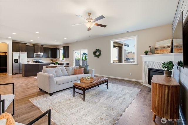519 Bondgard Avenue E, Enumclaw, WA 98022