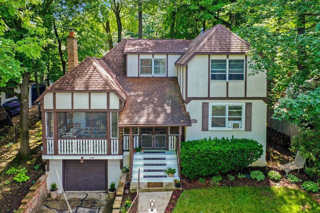 1228 Valley ROAD, Twin Lakes, WI 53181