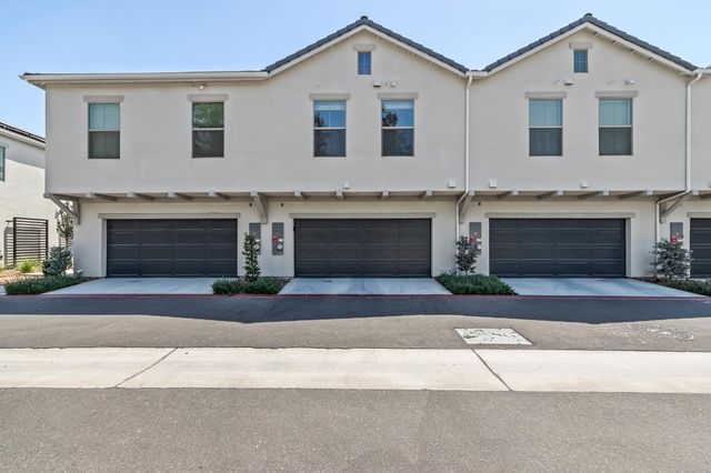 464 W Balsam Lane, Clovis, CA 93611