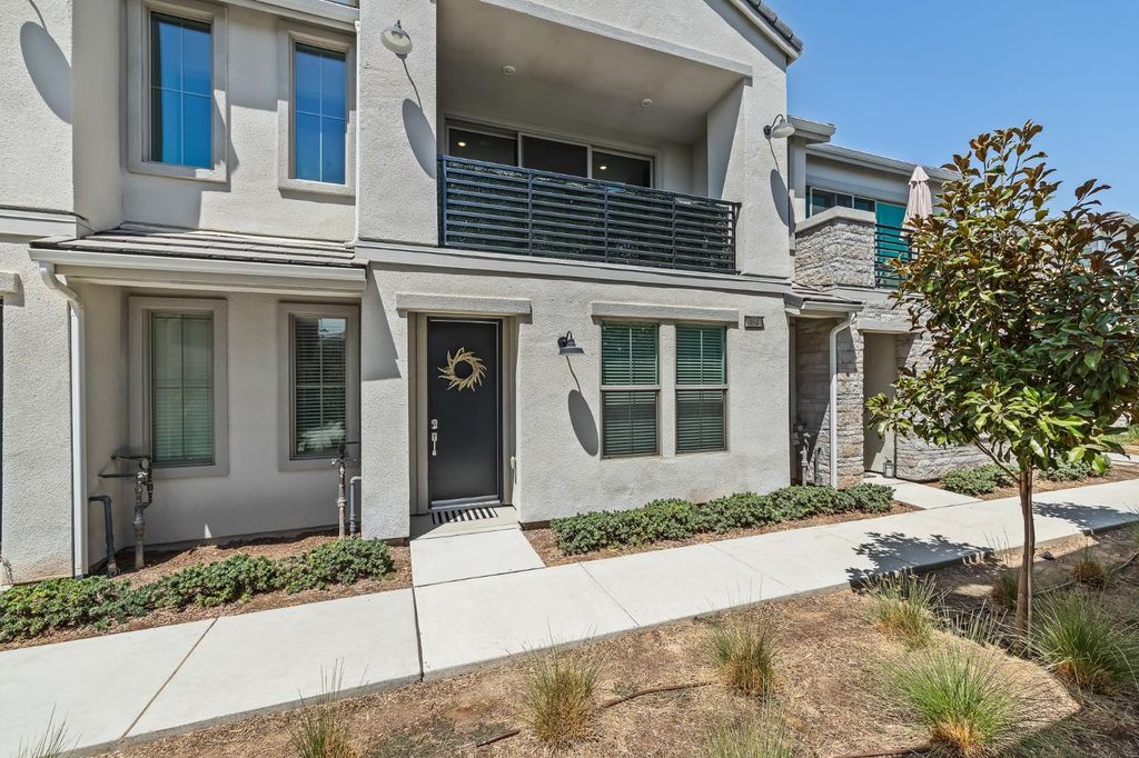 464 W Balsam Lane, Clovis, CA 93611