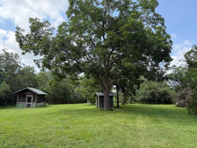 1359 County Road 208, Weimar, TX 78962