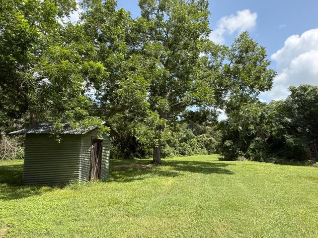 1359 County Road 208, Weimar, TX 78962