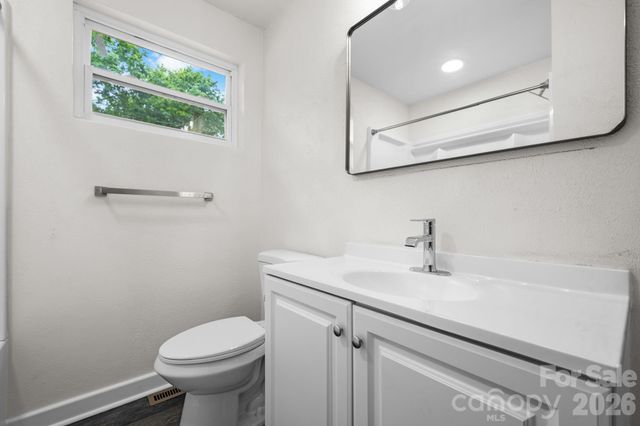 411 20TH Avenue NE, Hickory, NC 28601