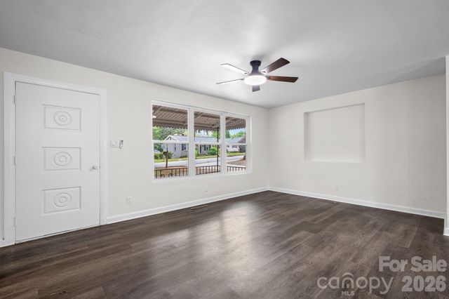 411 20TH Avenue NE, Hickory, NC 28601