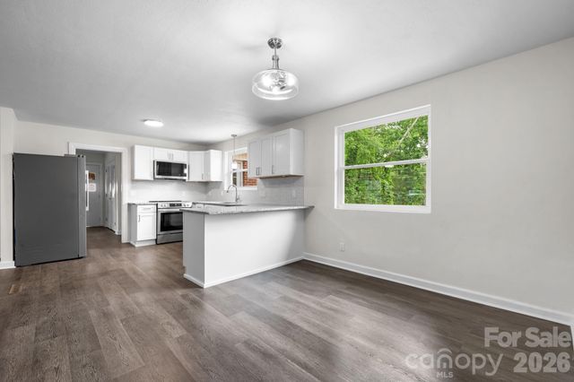411 20TH Avenue NE, Hickory, NC 28601