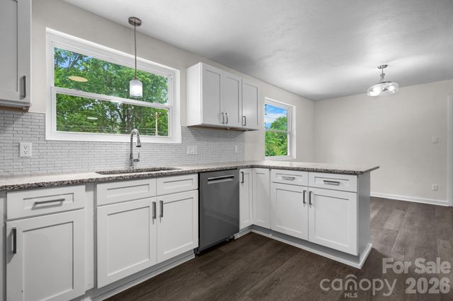 411 20TH Avenue NE, Hickory, NC 28601