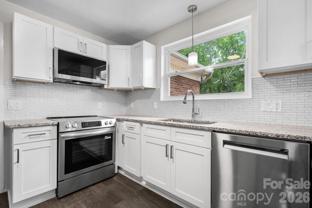 411 20TH Avenue NE, Hickory, NC 28601