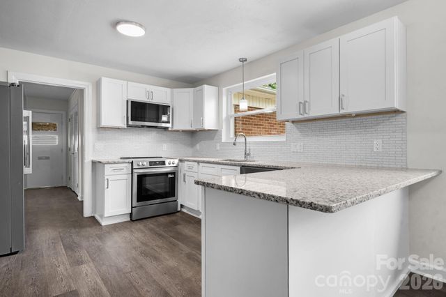 411 20TH Avenue NE, Hickory, NC 28601