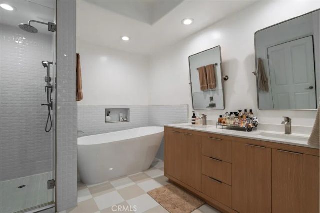 11740 W Sunset Boulevard 14, Los Angeles, CA 90049
