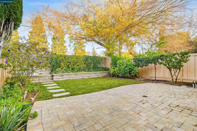 582 La Corso Dr, Walnut Creek, CA 94598