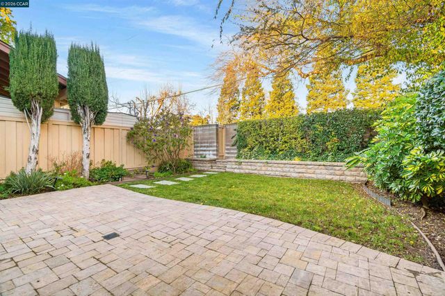 582 La Corso Dr, Walnut Creek, CA 94598