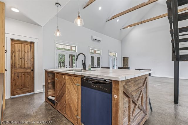 203 S Ross Hampton Road, Hackett, AR 72937