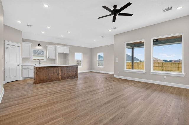 125 Turnrow Cove, Snook, TX 77878