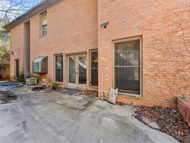 1809 Burton Hill Road, Fort Worth, TX 76107