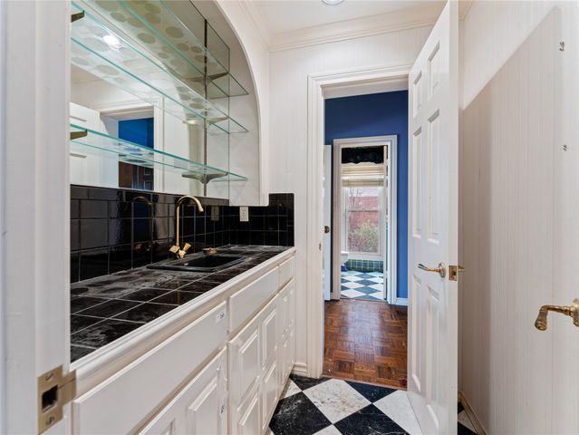 1809 Burton Hill Road, Fort Worth, TX 76107