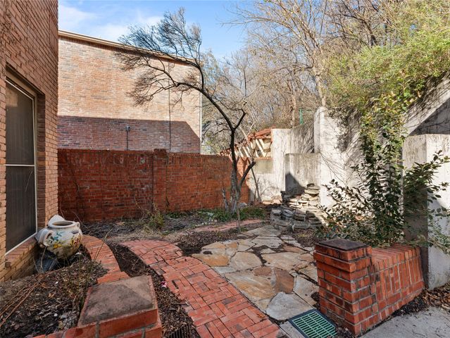 1809 Burton Hill Road, Fort Worth, TX 76107