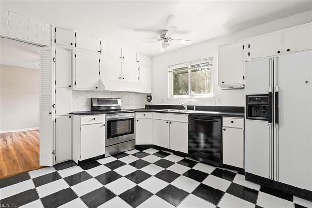 472 Carnegie RD, Virginia Beach, VA 23452