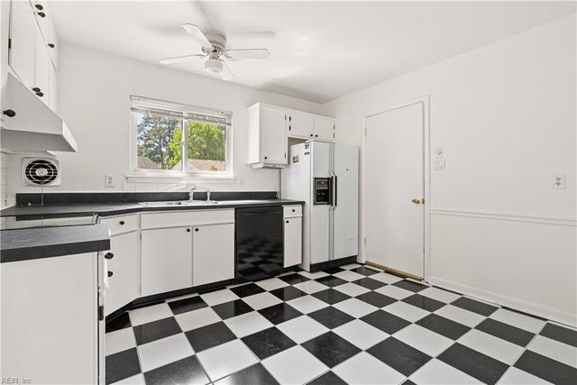 472 Carnegie RD, Virginia Beach, VA 23452