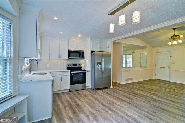 6428 Paradise Point Road, Flowery Branch, GA 30542