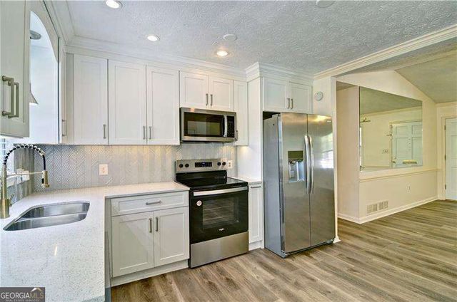 6428 Paradise Point Road, Flowery Branch, GA 30542
