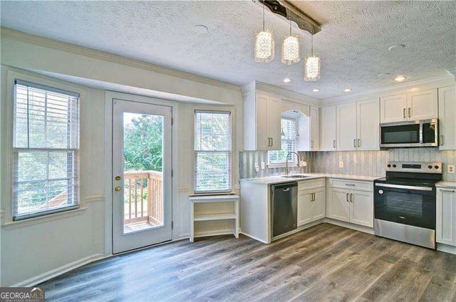 6428 Paradise Point Road, Flowery Branch, GA 30542