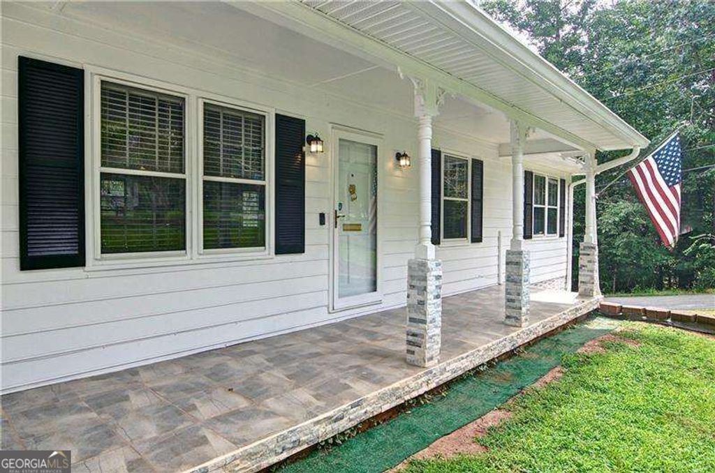 6428 Paradise Point Road, Flowery Branch, GA 30542