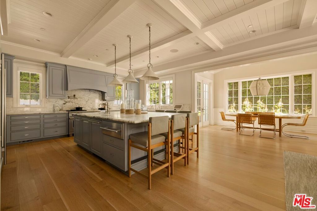 Image 10 of property listing at 491 N Tigertail Road, Los Angeles, CA 90049