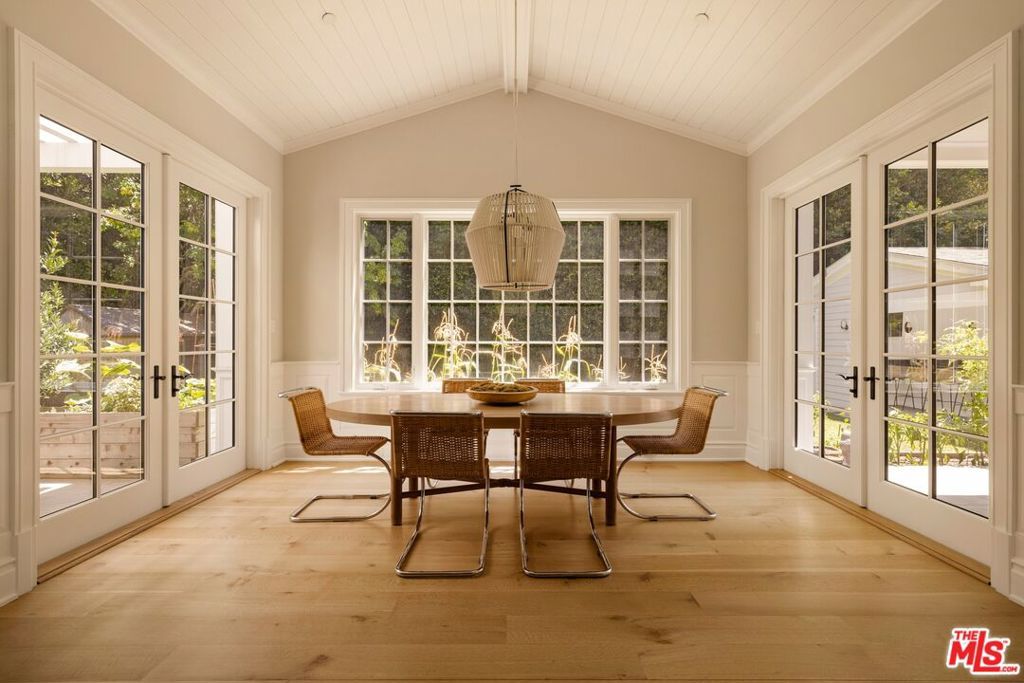 Image 12 of property listing at 491 N Tigertail Road, Los Angeles, CA 90049