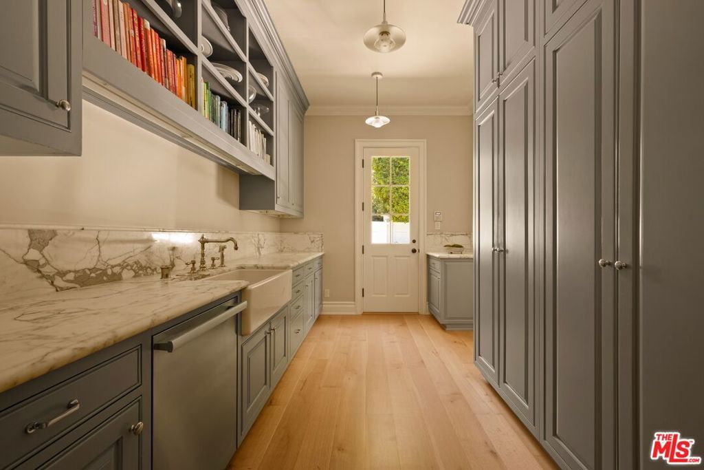Image 13 of property listing at 491 N Tigertail Road, Los Angeles, CA 90049