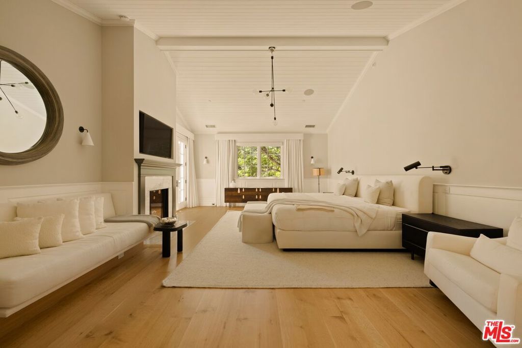 Image 15 of property listing at 491 N Tigertail Road, Los Angeles, CA 90049