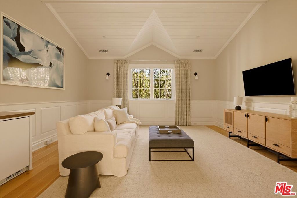 Image 16 of property listing at 491 N Tigertail Road, Los Angeles, CA 90049