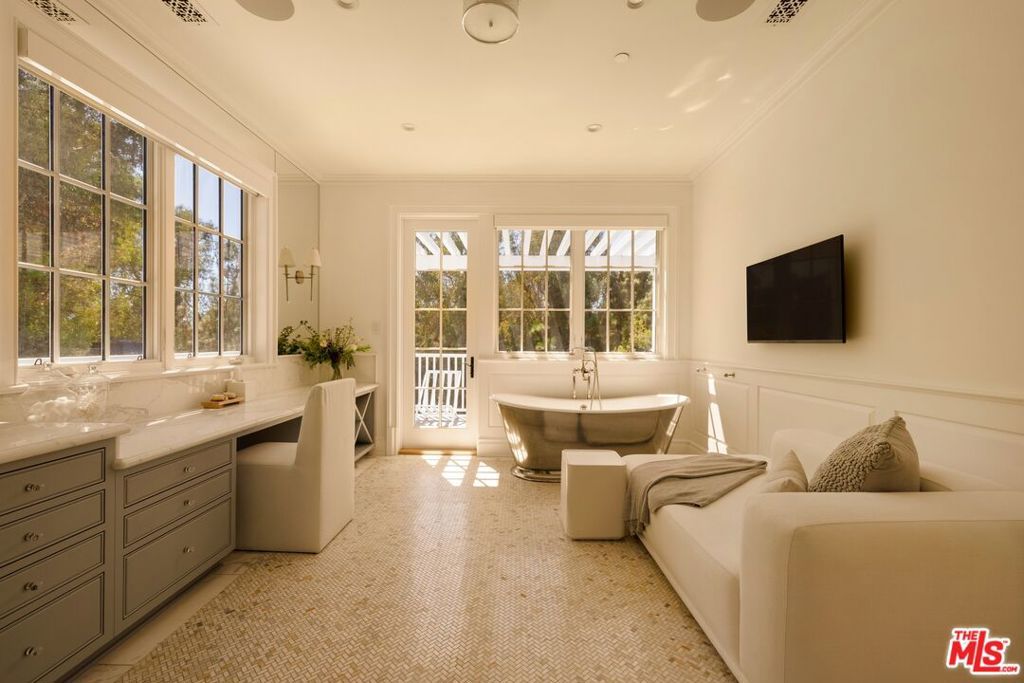 Image 17 of property listing at 491 N Tigertail Road, Los Angeles, CA 90049