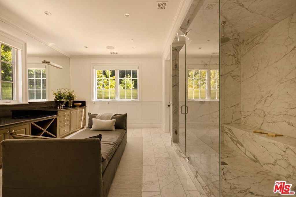 Image 19 of property listing at 491 N Tigertail Road, Los Angeles, CA 90049