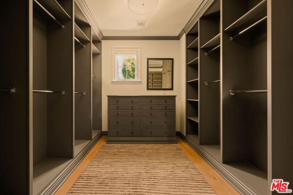 Image 20 of property listing at 491 N Tigertail Road, Los Angeles, CA 90049