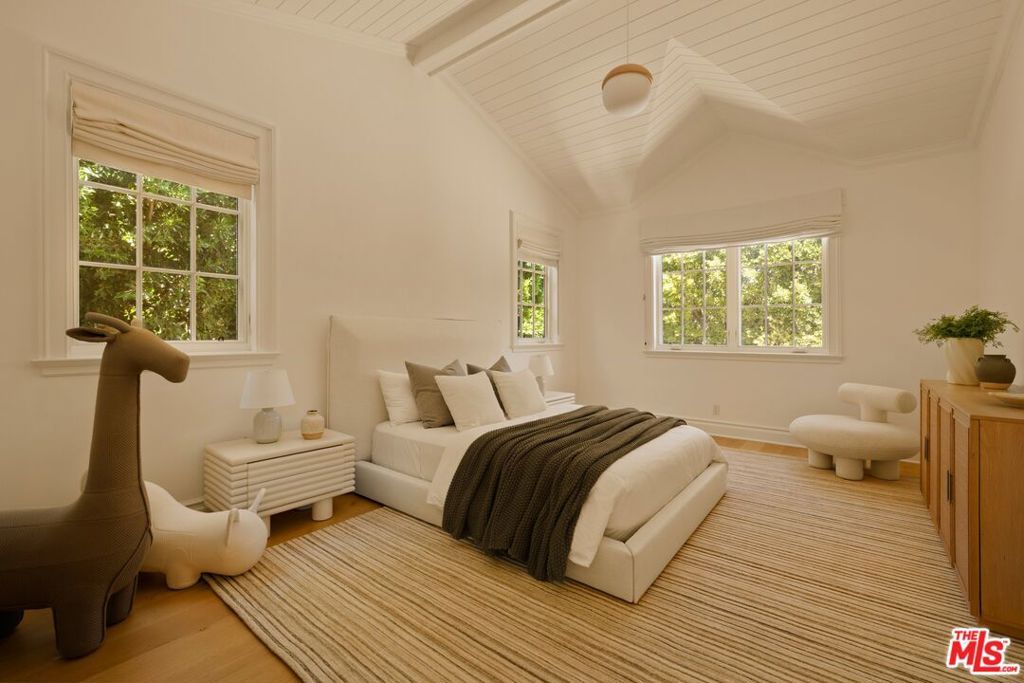 Image 21 of property listing at 491 N Tigertail Road, Los Angeles, CA 90049