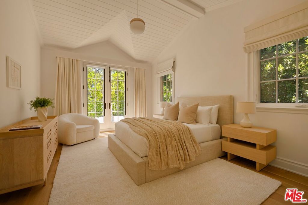 Image 22 of property listing at 491 N Tigertail Road, Los Angeles, CA 90049