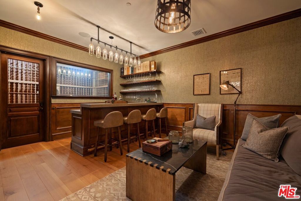 Image 23 of property listing at 491 N Tigertail Road, Los Angeles, CA 90049