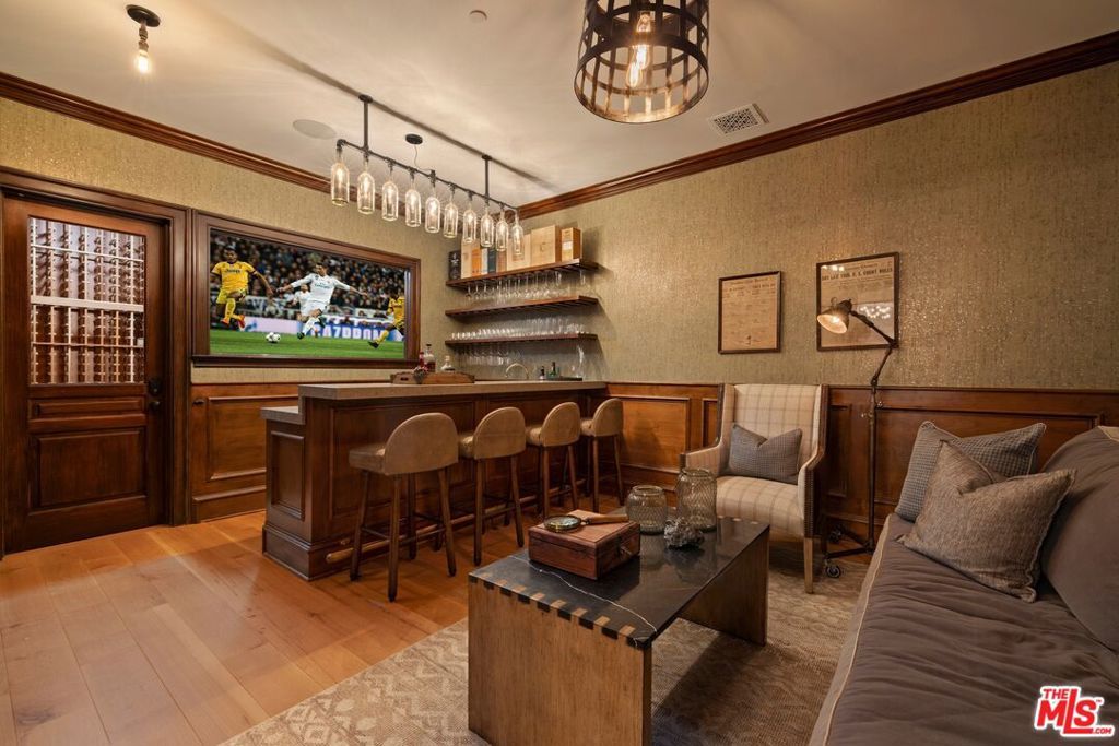 Image 24 of property listing at 491 N Tigertail Road, Los Angeles, CA 90049