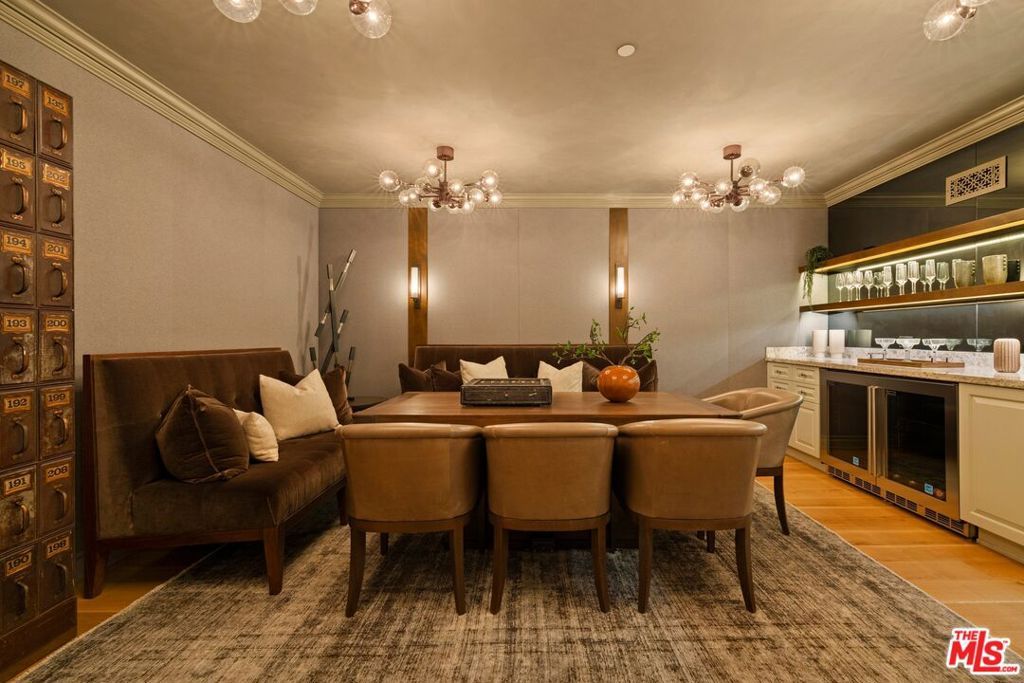Image 25 of property listing at 491 N Tigertail Road, Los Angeles, CA 90049