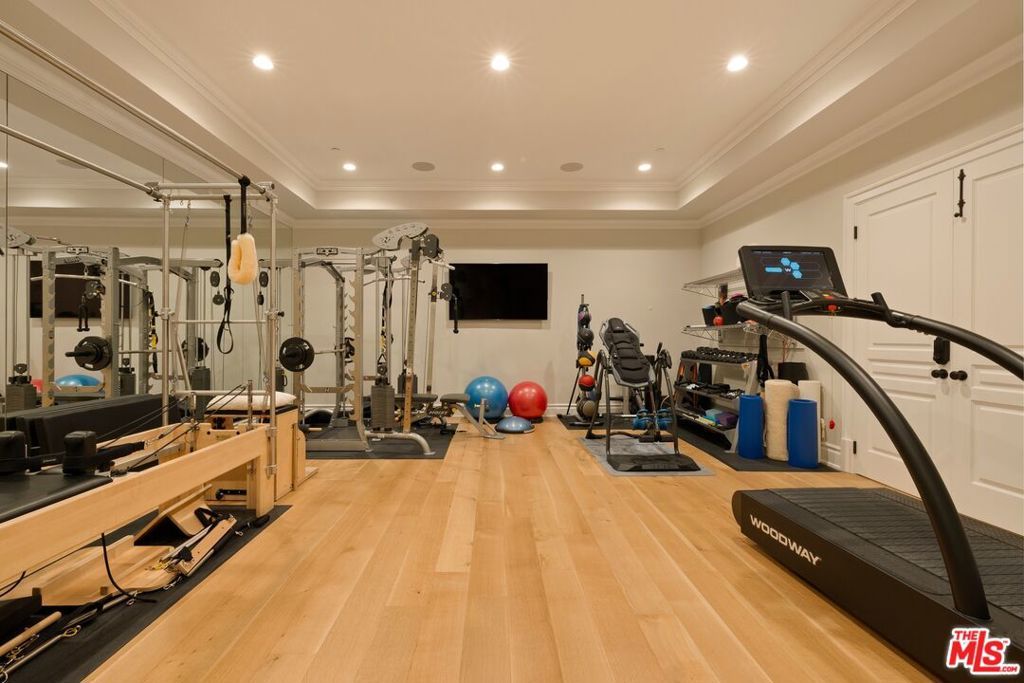Image 27 of property listing at 491 N Tigertail Road, Los Angeles, CA 90049