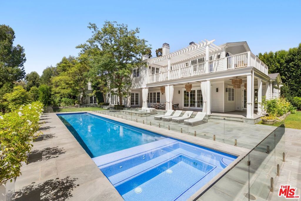 Image 28 of property listing at 491 N Tigertail Road, Los Angeles, CA 90049